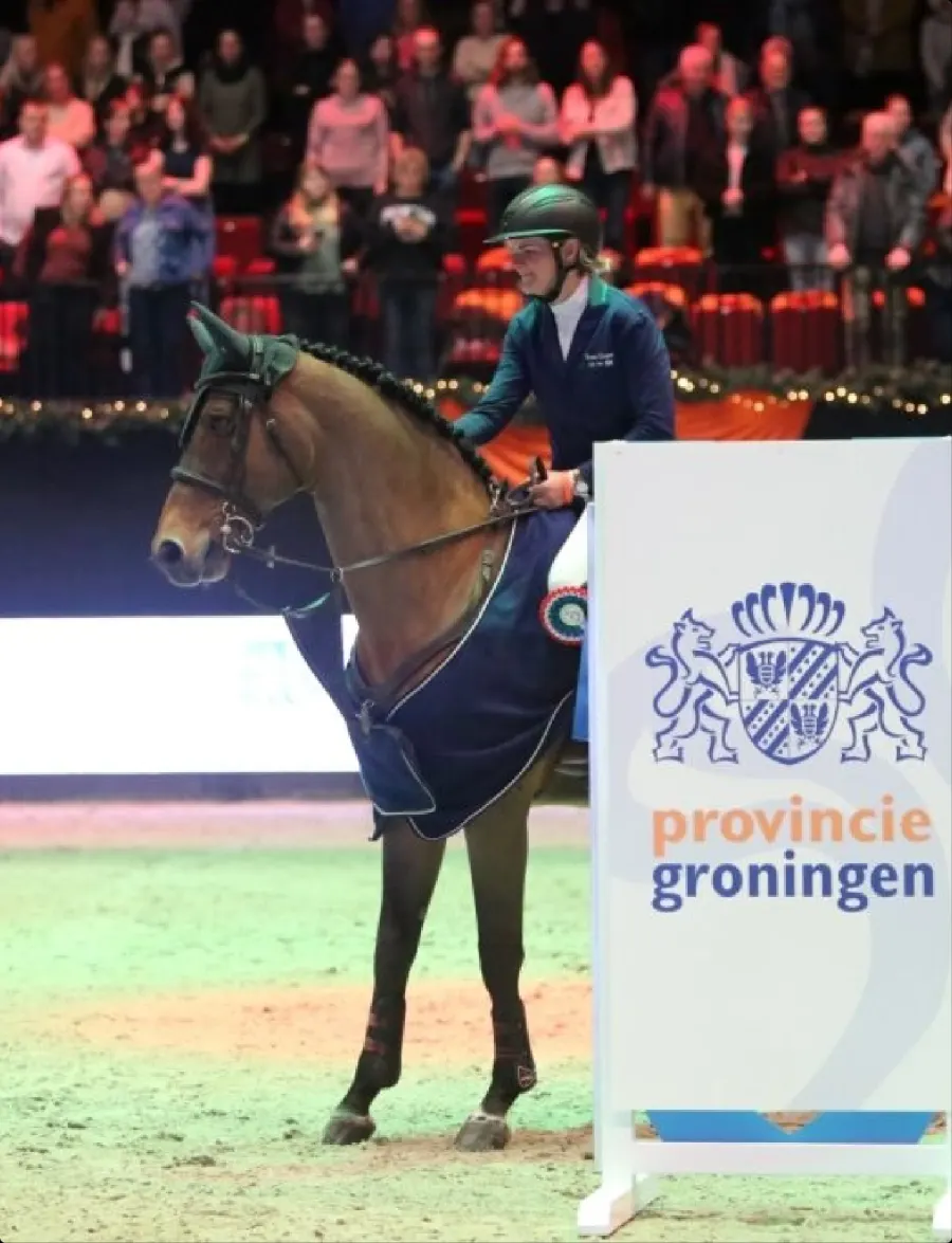 Ruiter in de piste bij het bord van Provincie Groningen